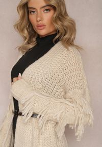 Renee - Jasnobeżowy Długi Kardigan Dzianinowy z Ozdobnymi Frędzlami i Paskiem Mesfin. Kolor: beżowy. Materiał: dzianina. Długość rękawa: długi rękaw. Długość: długie