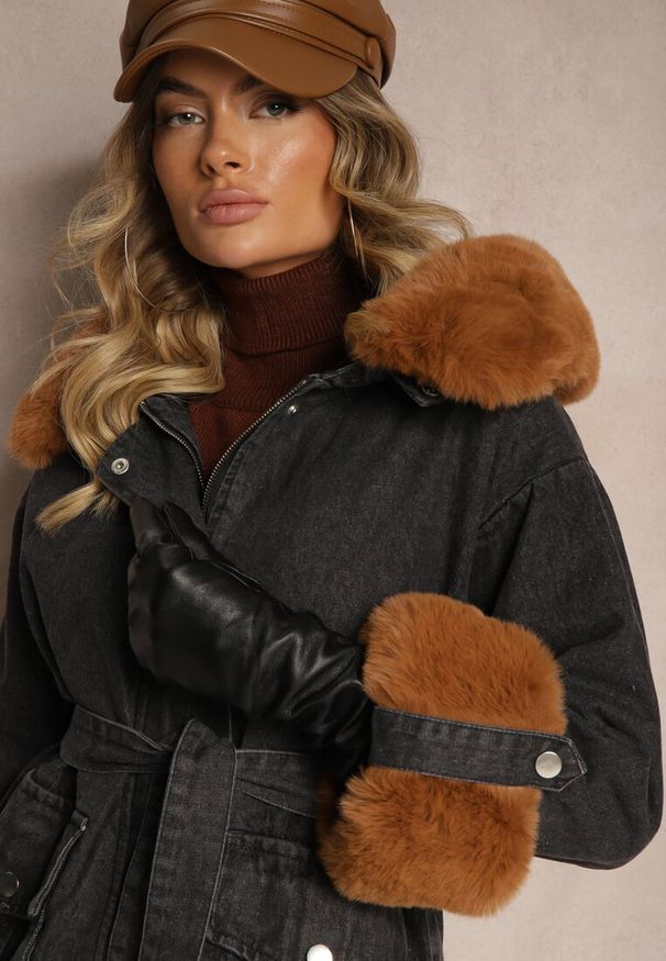 Renee - Czarna Jeansowa Kurtka z Odpinanym Futerkiem i Kapturem z Dodatkowym Paskiem Tarwena. Okazja: na co dzień. Kolor: czarny. Materiał: jeans, futro. Styl: sportowy, casual, elegancki, klasyczny