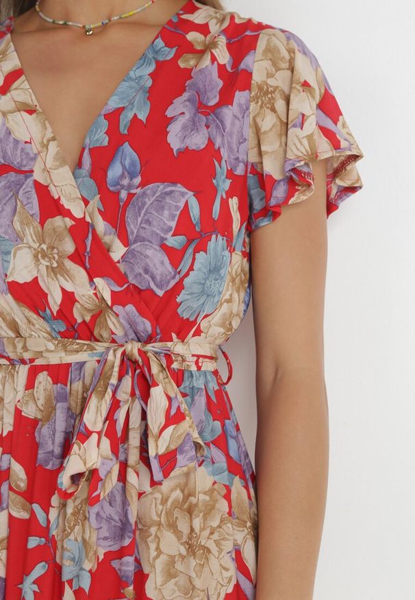 Born2be - Czerwona Sukienka Sepurcia. Kolor: czerwony. Materiał: wiskoza, materiał. Długość rękawa: krótki rękaw. Wzór: aplikacja, kwiaty, nadruk. Sezon: wiosna, lato. Typ sukienki: kopertowe, rozkloszowane. Styl: boho. Długość: maxi