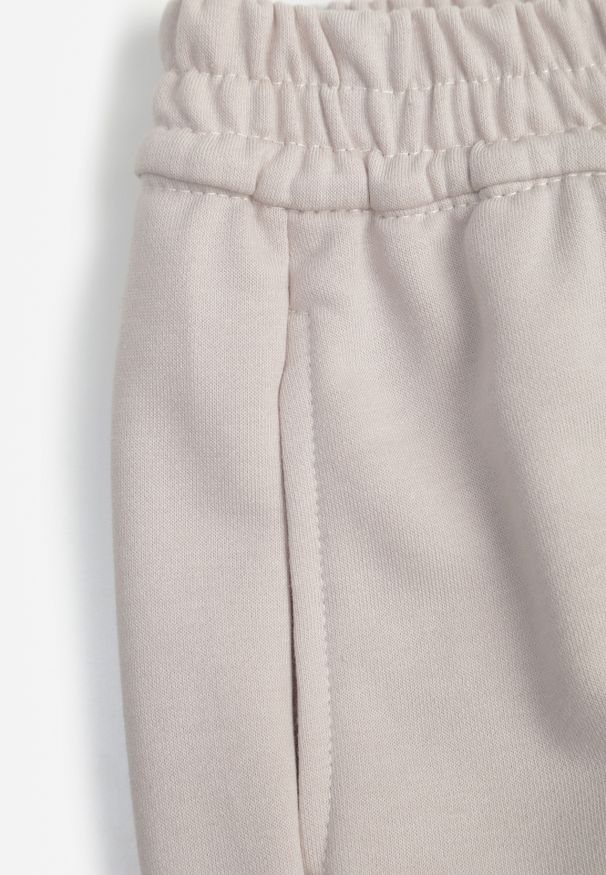 Renee - Beżowe Dresowe Spodnie Flare z Gumką w Pasie Efranaria. Okazja: na co dzień. Kolor: beżowy. Materiał: dresówka. Styl: casual