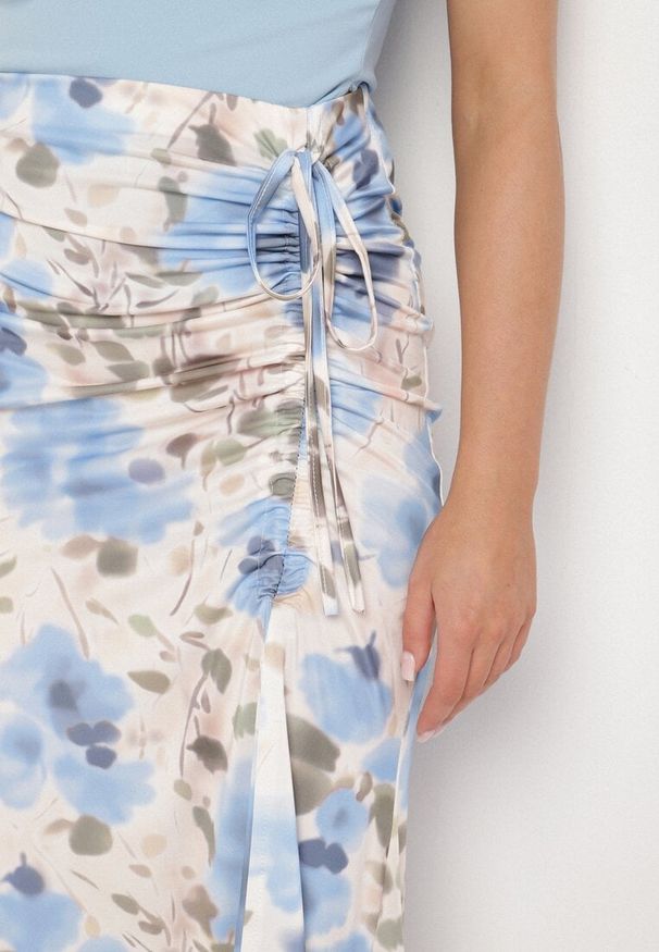 Born2be - Jasnoniebieska Spódnica w Kwiaty z Marszczeniem i Rozcięciem na Nogę Atessira. Okazja: na co dzień, na spacer. Kolor: niebieski. Wzór: kwiaty. Sezon: wiosna. Styl: klasyczny, casual