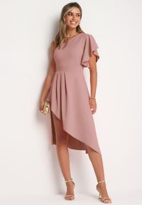 Born2be - Ciemnoróżowa Koktajlowa Sukienka Asymetryczna na Jedno Ramię z Falbankami Vimilora. Typ kołnierza: kołnierz z falbankami. Kolor: różowy. Materiał: materiał. Typ sukienki: asymetryczne. Styl: wizytowy #1