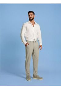 Sinsay - Spodnie chino slim fit w kratę - kremowy. Kolor: kremowy