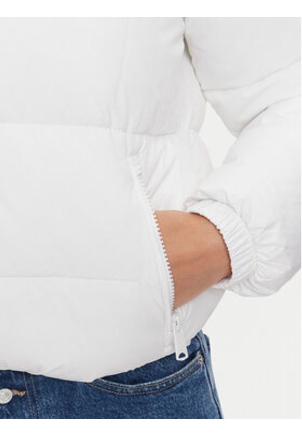 Tommy Jeans Kurtka zimowa Essential DW0DW18827 Biały Regular Fit. Kolor: biały. Materiał: syntetyk. Sezon: zima
