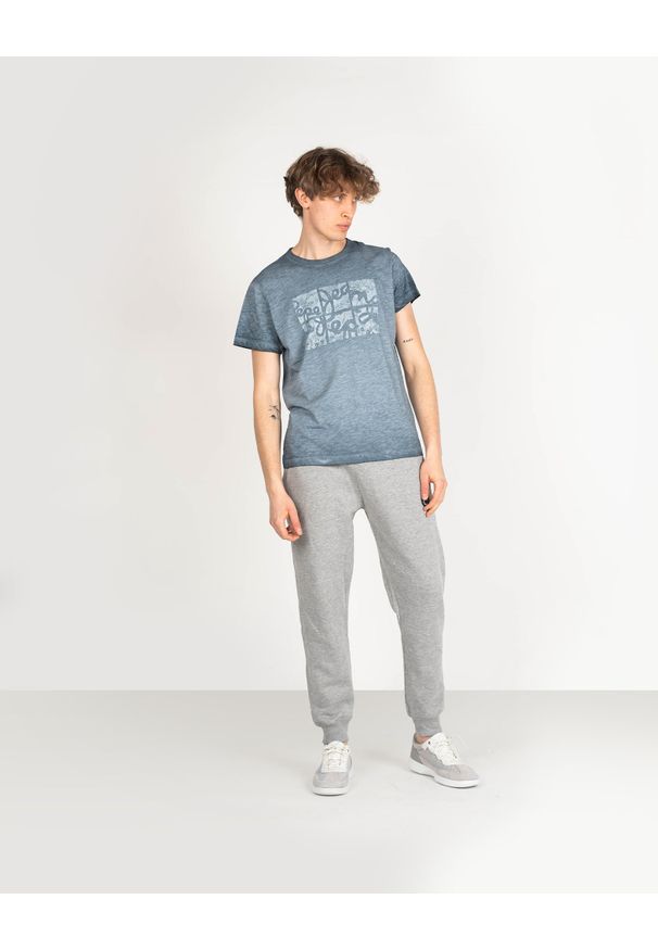 Pepe Jeans T-shirt "Yoram" | PM507562 | Yoram | Mężczyzna | Niebieski. Okazja: na co dzień. Kolor: niebieski. Materiał: bawełna. Wzór: nadruk, aplikacja. Styl: casual