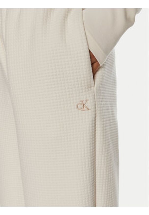 Calvin Klein Jeans Spodnie dresowe J20J223920 Biały Regular Fit. Kolor: biały. Materiał: bawełna