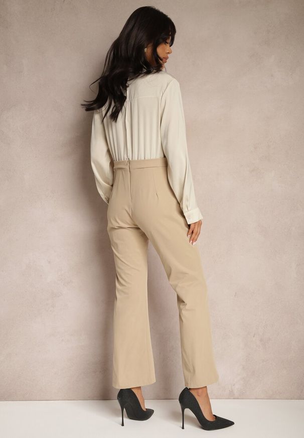 Renee - Beżowy Kopertowy Kombinezon z Elegancką Koszulową Górą i Szerokimi Nogawkami Vareti. Okazja: na co dzień, na spotkanie biznesowe. Kolor: beżowy. Styl: elegancki