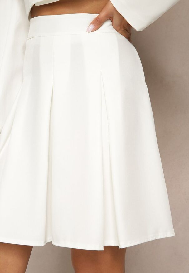 Renee - Biała Plisowana Spódnica High Waist o Rozkloszowanym Kroju Redilsa. Stan: podwyższony. Kolor: biały. Styl: elegancki