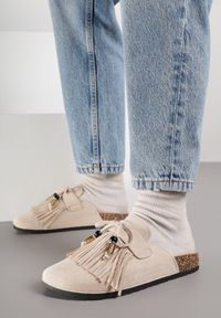 Renee - Beżowe Boho Klapki Mule z Imitacji Zamszu z Frędzlami i Koralikami Elwedila. Okazja: na randkę, na plażę, na co dzień. Kolor: beżowy. Materiał: zamsz. Styl: boho #5