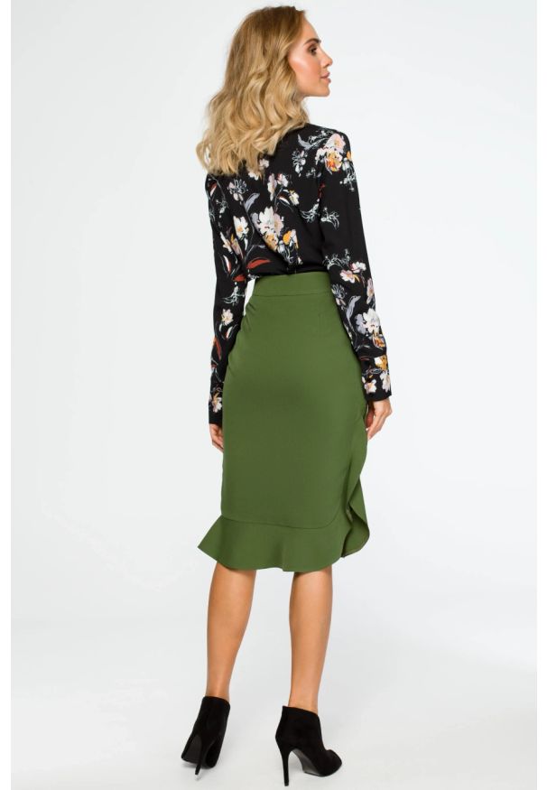 Sukienki.shop - Ołówkowa spódnica na kolano z falbaną elegancka zielona. Okazja: na spotkanie biznesowe, do pracy. Kolor: zielony. Styl: elegancki