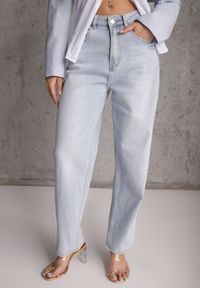 Renee - Niebieskie Jeansy z Bawełny Mom Fit High Waist Ozdobione Paskiem Minno. Okazja: na co dzień. Stan: podwyższony. Kolor: niebieski. Wzór: aplikacja. Styl: casual #6
