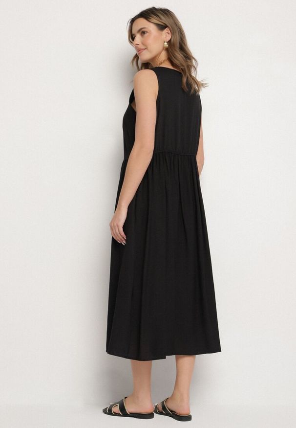 Born2be - Czarna Wiskozowa Sukienka o Rozkloszowanym Kroju z Guzikami Natesana. Okazja: na spacer, na co dzień. Kolor: czarny. Materiał: wiskoza. Typ sukienki: proste. Styl: casual