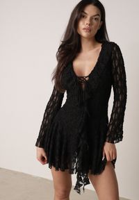 Born2be - Czarna Koronkowa Sukienka z Falbankami i Wiązaniem przy Dekolcie Delanatea. Okazja: na co dzień. Typ kołnierza: kołnierz z falbankami. Kolor: czarny. Materiał: koronka. Sezon: wiosna, lato. Styl: casual, elegancki #1