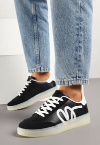 Renee - Czarne Sneakersy Kultowe Tenisówki Zdobione Abstrakcyjną Aplikacją Fendiva. Okazja: na co dzień. Zapięcie: sznurówki. Kolor: czarny. Materiał: jeans. Wzór: aplikacja #3