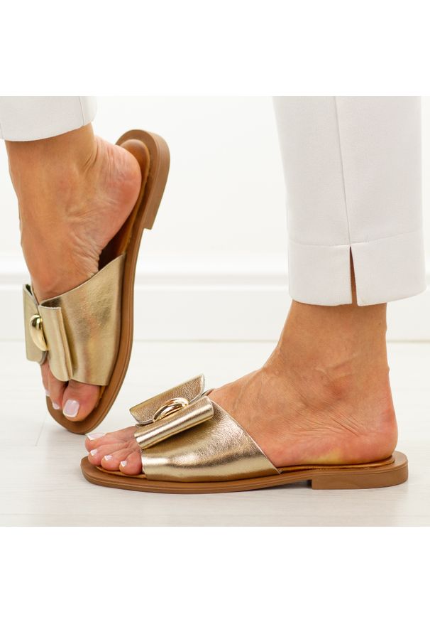 Złote skórzane klapki damskie T.Sokolski 775. Okazja: na imprezę. Kolor: złoty. Materiał: skóra. Sezon: lato. Styl: elegancki, klasyczny