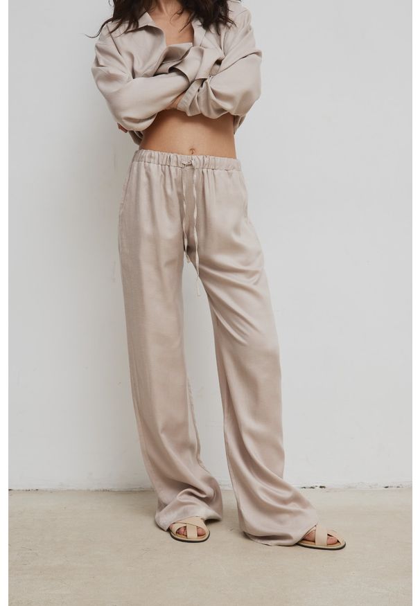 Marsala - Luźne spodnie z dodatkiem lnu w kolorze LINEN BEIGE - ASPRO-L. Materiał: len. Styl: elegancki