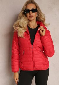 Renee - Czerwona Pikowana Kurtka z Odpinanym Kapturem Sissata. Kolor: czerwony. Materiał: tkanina. Wzór: aplikacja. Sezon: jesień, wiosna. Styl: elegancki #4