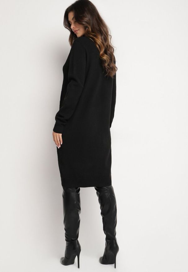 Born2be - Czarna Sweterkowa Sukienka z Wełną Bawełną i Golfem o Pudełkowym Kroju Akenavia. Okazja: na co dzień. Typ kołnierza: golf. Kolor: czarny. Materiał: wełna, bawełna. Styl: elegancki, casual