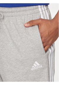 Adidas - adidas Szorty sportowe Essentials IC9384 Szary Regular Fit. Kolor: szary. Materiał: bawełna. Styl: sportowy #4