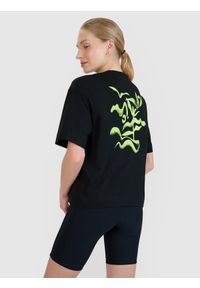 4f - 4F T-shirt regular z nadrukiem damski - czarny L. Okazja: na co dzień. Kolor: czarny. Materiał: jersey, bawełna. Długość rękawa: krótki rękaw. Długość: krótkie. Wzór: nadruk. Styl: sportowy, klasyczny, casual #1