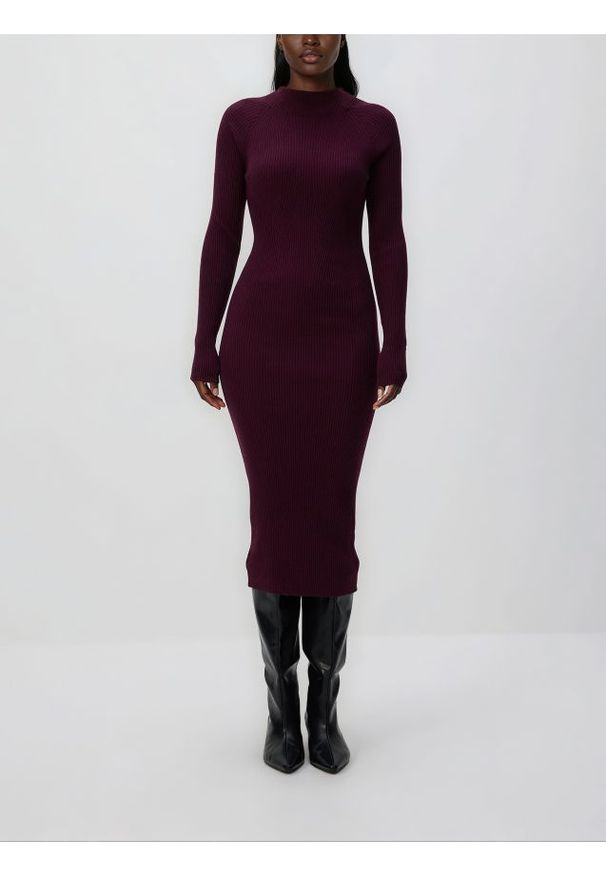 Reserved - Prążkowana sukienka z wiskozą - bordowy. Kolor: czerwony. Materiał: wiskoza, prążkowany