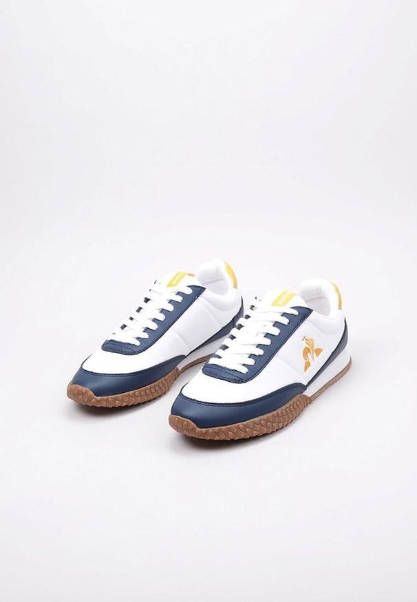Le Coq Sportif - Buty do chodzenia męskie Le coq sportif 2310329. Zapięcie: sznurówki. Kolor: biały. Materiał: skóra, materiał. Szerokość cholewki: normalna. Sport: turystyka piesza