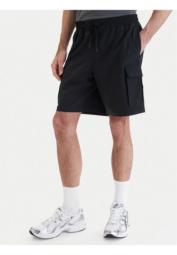 Under Armour Szorty sportowe UA Vibe Woven Cargo 1386560 Czarny Regular Fit. Kolor: czarny. Materiał: syntetyk. Styl: sportowy
