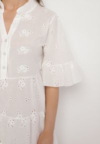 Born2be - Biała Bawełniana Sukienka z Haftowanej Tkaniny o Koszulowym Kroju z Falbanami Filidwena. Okazja: na co dzień. Typ kołnierza: kołnierzyk klasyczny. Kolor: biały. Materiał: bawełna, tkanina. Wzór: haft. Typ sukienki: koszulowe. Styl: boho, klasyczny, casual, elegancki #3