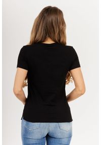 Guess - GUESS Czarny t-shirt damski z dużym trójkątnym logo. Kolor: czarny. Materiał: bawełna. Wzór: nadruk