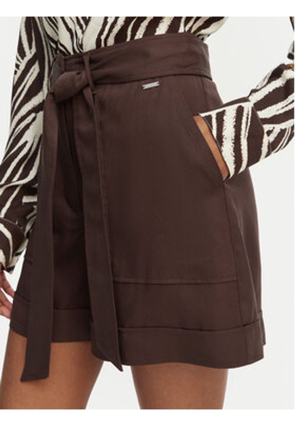 Guess Szorty materiałowe W5GD1R WG4C2 Brązowy ciemny Regular Fit. Kolor: brązowy. Materiał: lyocell