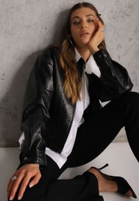Renee - Czarna Kurtka Ramoneska Bomber z Kieszeniami z Klapami Nealira. Okazja: na co dzień. Kolor: czarny. Materiał: skóra, poliester. Styl: rockowy, casual #10
