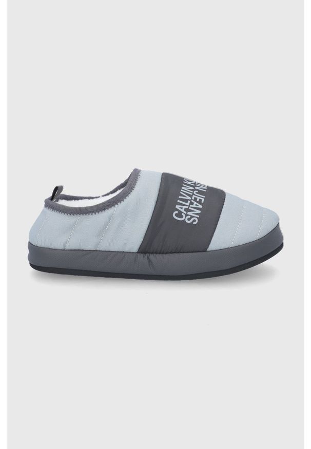 Calvin Klein Jeans Kapcie kolor szary. Kolor: szary. Materiał: materiał, włókno, guma