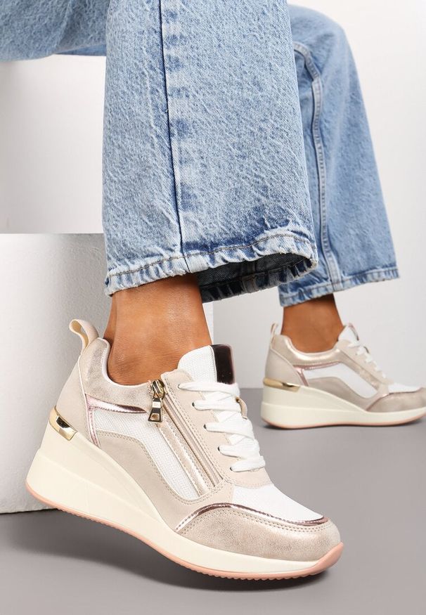 Born2be - Beżowe Sneakersy na Koturnie z Ozdobnym Suwakiem i Metalicznymi Wstawkami Univia. Okazja: na co dzień. Kolor: beżowy. Materiał: jeans. Obcas: na koturnie