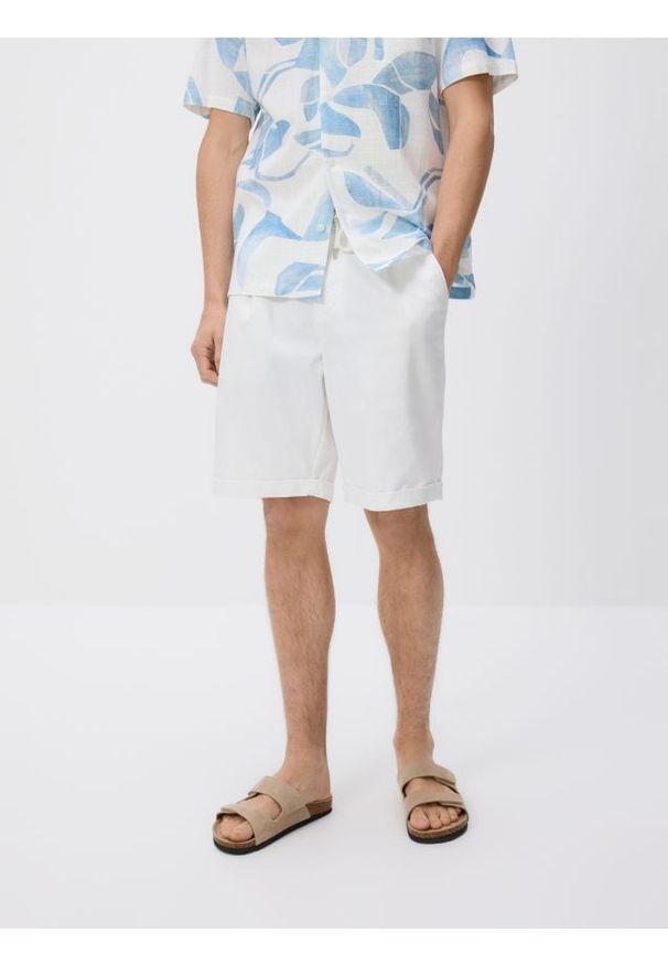 Reserved - Szorty regular z wiskozą - biały. Kolor: biały. Materiał: wiskoza