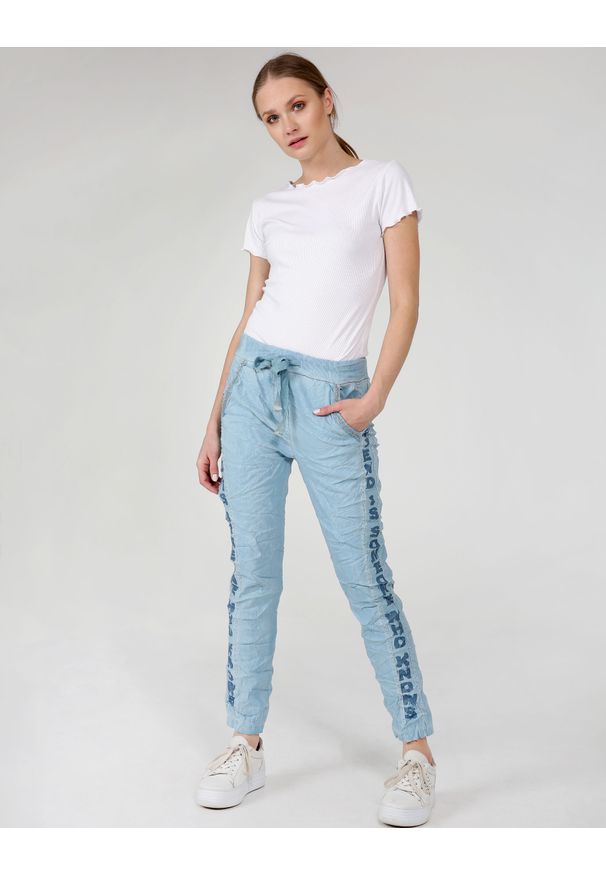 Unisono - SPODNIE Z LAMPASAMI 169-22821 JEANS. Materiał: jeans