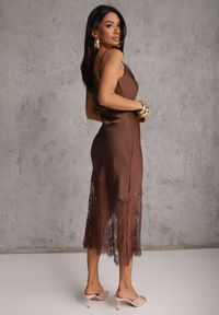 Renee - Brązowa Satynowa Sukienka o Asymetrycznym Kroju z Koronkowym Dołem Mellea. Kolor: brązowy. Materiał: satyna, koronka. Długość rękawa: na ramiączkach. Wzór: koronka. Typ sukienki: asymetryczne. Styl: elegancki #6