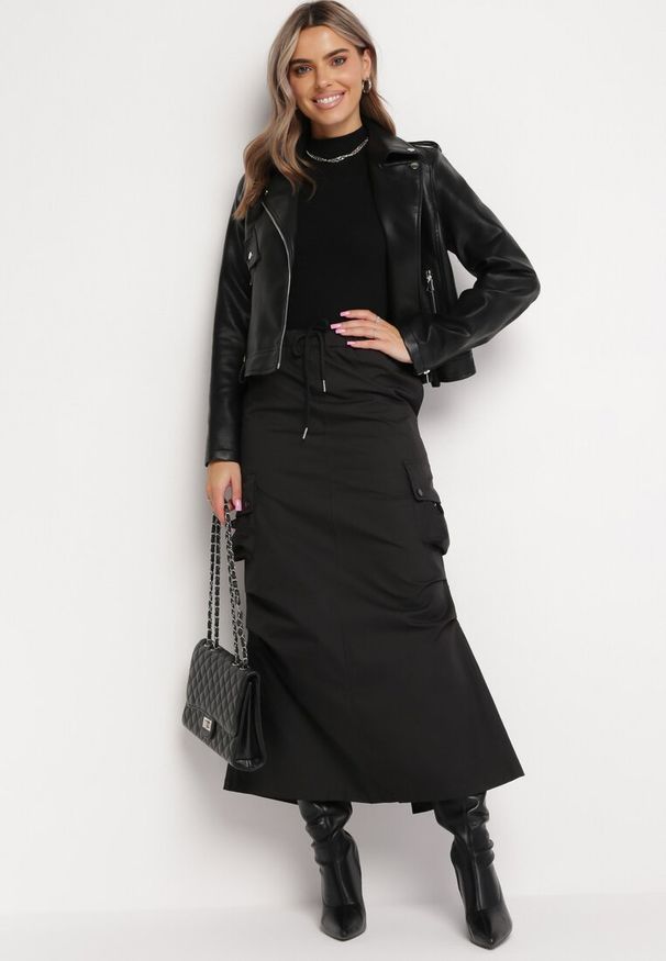 Born2be - Czarna Spódnica Midi z Szerokimi Kieszeniami w Stylu Cargo Talicia. Kolor: czarny. Materiał: tkanina