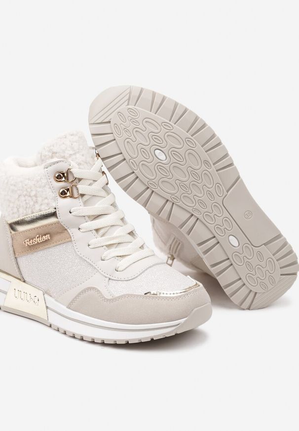 Renee - Beżowe Sneakersy Zdobione Metaliczną Aplikacją Brokatem i Futrem Saliriel. Okazja: na co dzień, na spacer. Kolor: beżowy. Materiał: futro. Szerokość cholewki: normalna. Wzór: aplikacja. Obcas: na obcasie. Wysokość obcasa: niski. Sport: turystyka piesza