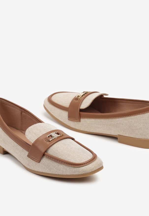 Renee - Brązowe Plecione Mokasyny z Ozdobną Aplikacją Felethlin. Okazja: na co dzień. Kolor: brązowy. Materiał: jeans. Wzór: aplikacja. Obcas: na płaskiej podeszwie. Styl: elegancki, klasyczny, casual