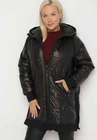 Born2be - Czarna Kurtka z Pikowanymi Przeszyciami i Kapturem Zarimelia. Okazja: na co dzień. Kolekcja: plus size. Kolor: czarny. Materiał: jeans. Styl: klasyczny, casual, elegancki, sportowy #1