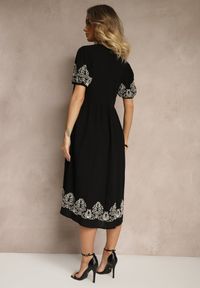 Renee - Czarna Rozkloszowana Sukienka z Bawełny w Stylu Boho z Haftowanymi Zdobieniami Lannilsa. Typ kołnierza: dekolt w kształcie V. Kolor: czarny. Materiał: bawełna. Wzór: aplikacja, haft. Styl: boho