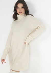 Born2be - Beżowa Sukienka Wełniana Oversize z Golfem Heire. Okazja: na co dzień. Typ kołnierza: golf. Kolor: beżowy. Materiał: wełna. Długość rękawa: długi rękaw. Sezon: zima, jesień. Typ sukienki: oversize. Styl: casual, elegancki