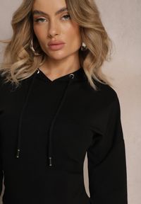 Renee - Czarna Dzianinowa Bluza o Gorsetowym Fasonie z Kapturem Kindra. Typ kołnierza: dekolt gorset, kaptur. Kolor: czarny. Materiał: dzianina. Długość rękawa: długi rękaw. Długość: długie #5