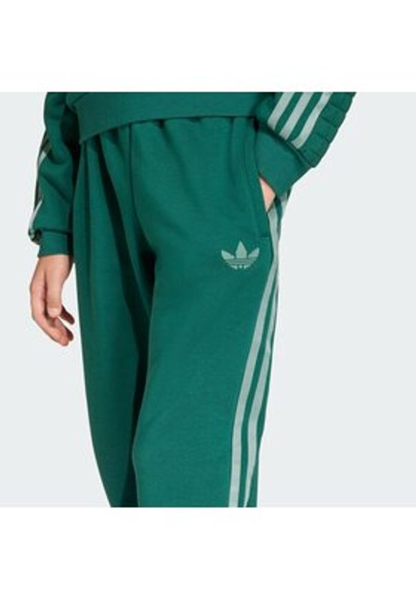 Adidas - adidas Spodnie dresowe Minecraft KE2759 Zielony Loose Fit. Kolor: zielony. Materiał: bawełna