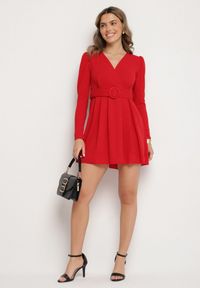 Born2be - Czerwona Sukienka Rozkloszowana z Ozdobnym Paskiem Evilevi. Okazja: na spotkanie biznesowe. Typ kołnierza: dekolt w kształcie V. Kolor: czerwony. Długość rękawa: długi rękaw. Styl: klasyczny, biznesowy #7