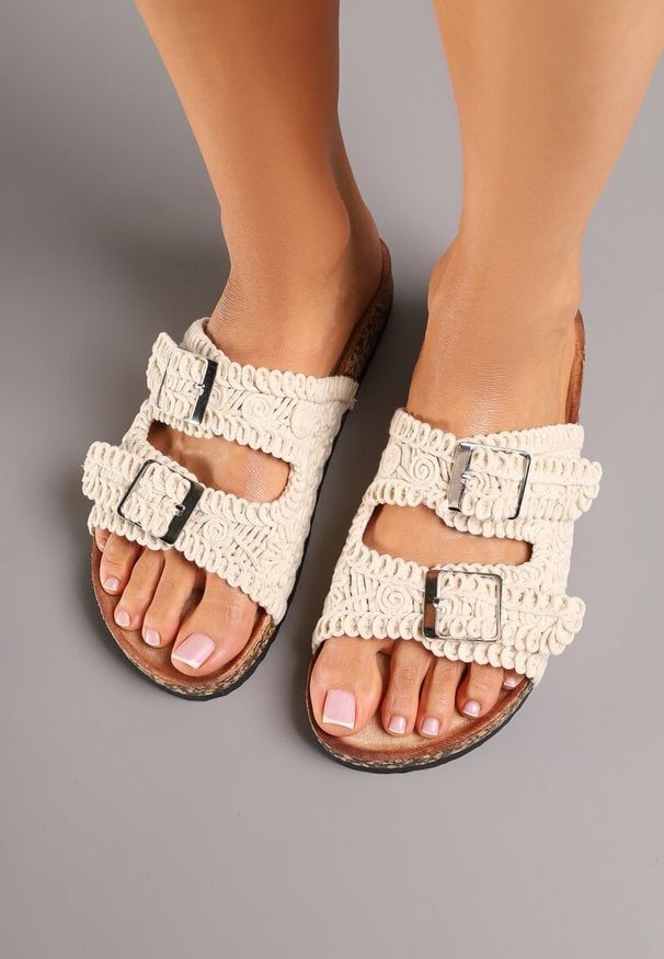 Renee - Beżowe Klapki z Ozdobnymi Klamrami Ralindrea. Okazja: na spacer. Kolor: beżowy. Sezon: lato