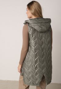 Born2be - Zielona Przejściowa Kamizelka Pikowana o Długim Kroju z Kapturem i Naszywką Harmaste. Okazja: na co dzień. Typ kołnierza: kaptur. Kolor: zielony. Materiał: jeans. Długość: długie. Wzór: aplikacja. Styl: casual #8