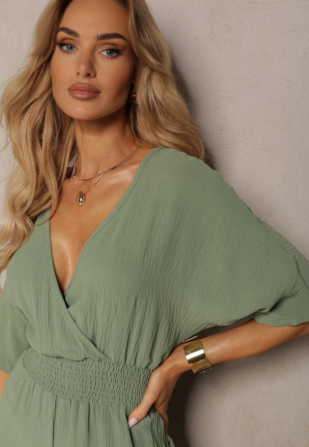 Renee - Zielony Kombinezon o Kopertowym Fasonie z Szerokim Luźnym Dołem i Kieszeniami Octoni. Okazja: na co dzień. Kolor: zielony. Wzór: aplikacja. Styl: elegancki, casual