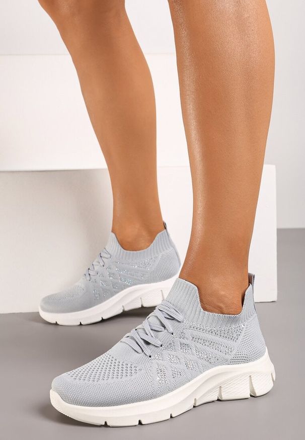 Born2be - Szare Buty Sportowe Wsuwane ze Skórzaną Wkładką i Cyrkoniami Patantia. Okazja: na co dzień. Zapięcie: bez zapięcia. Kolor: szary. Materiał: skóra. Wzór: aplikacja. Obcas: na obcasie. Wysokość obcasa: niski