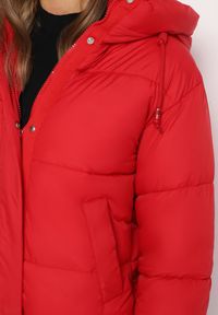 Born2be - Czerwona Pikowana Kurtka Puffer z Kapturem Miviera. Okazja: na spotkanie biznesowe, do pracy, na co dzień. Typ kołnierza: kaptur. Kolor: czerwony. Materiał: jeans. Sezon: zima. Styl: elegancki, biznesowy, casual #3